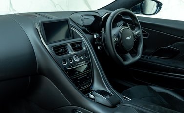 Aston Martin DBS Superleggera 17