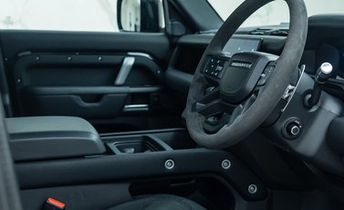 Land Rover Defender 110 V8 Bond Edition 13