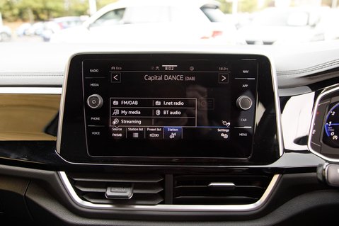 Volkswagen T-Roc R-LINE TSI 17