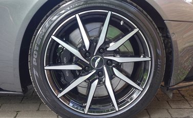 Aston Martin DB11 10