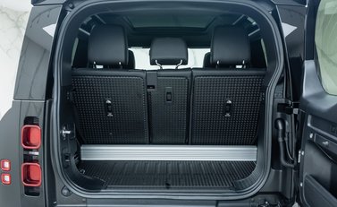 Land Rover Defender 90 D250 X-Dynamic SE URBAN 41