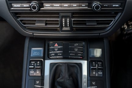 Porsche Macan Turbo PDK 19