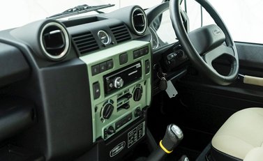 Land Rover Defender 110 Heritage 16