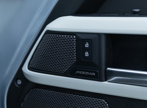 Land Rover Defender 110 D300 HSE Hard Top URBAN 19