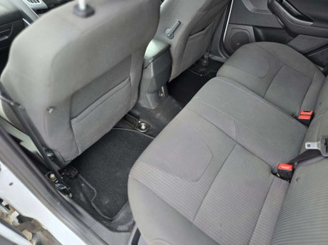 Ford Focus 1.6 Titanium Navigator Hatchback 5dr Petrol Powershift Euro 5 (125 ps) 31