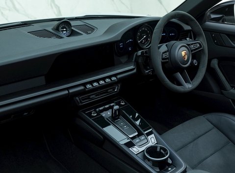Porsche 911 (992) Targa 4 GTS 17