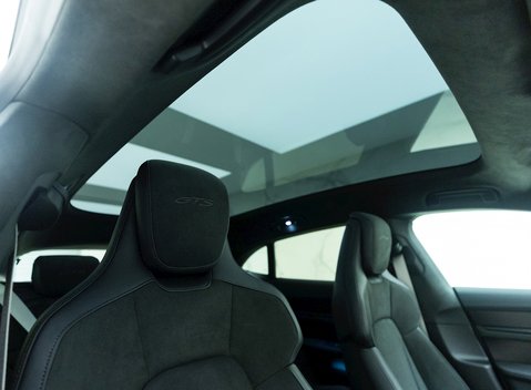 Porsche Taycan GTS Sport Turismo 11