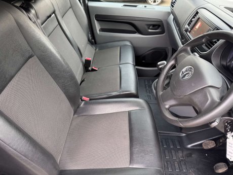 Vauxhall Vivaro 1.5 Vivaro 2700 Sportive S/S 32
