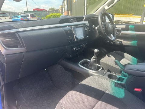 Toyota Hilux INVINCIBLE 4WD D-4D DCB 12