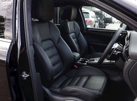 Porsche Macan Turbo 12