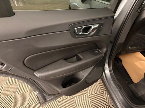 Volvo XC60 2.0 B4 MHEV Momentum Pro Auto AWD Euro 6 (s/s) 5dr 26