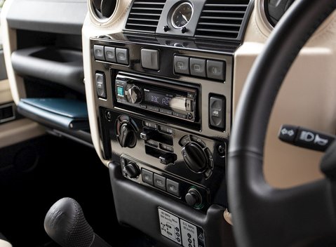 Land Rover Defender 90 Autobiography Edition 19