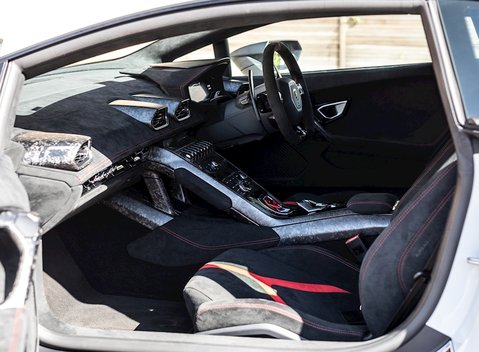 Lamborghini Huracan LP640-4 Performante 13