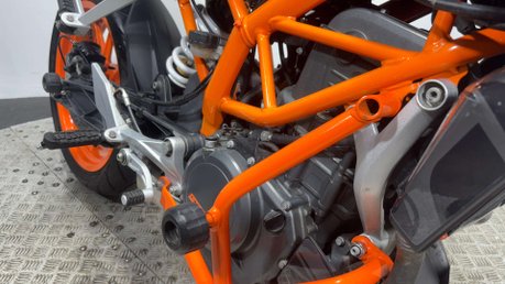 KTM 390 DUKE 2014 FULL HISTORY ONLY 5K VERY CLEAN A2 READY NAKED BIKE 390CC 26