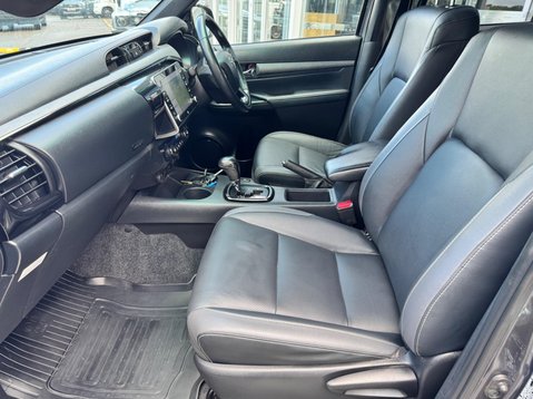 Toyota Hilux INVINCIBLE X 4WD D-4D DCB 15