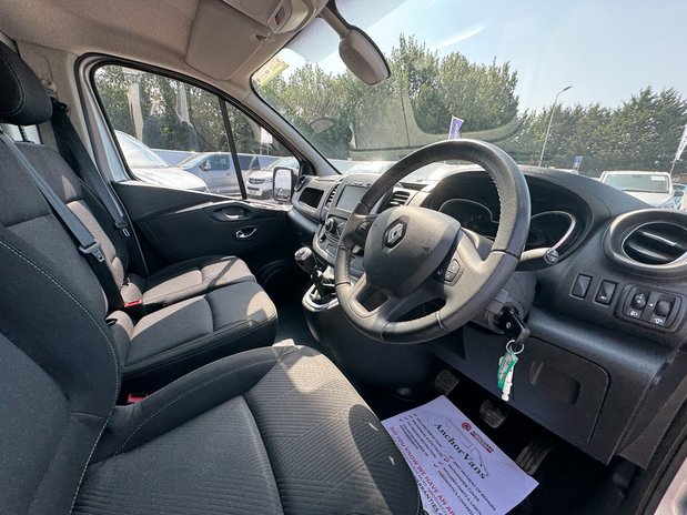 Renault Trafic SWB L1H1 [SOLD CR] Low Roof Black Edition SL28 Air Con Nav Sensors EURO 6 N 15
