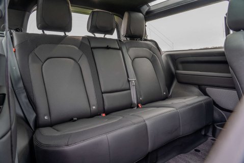 Land Rover Defender D300 X-Dynamic HSE 21