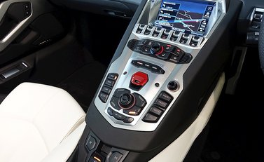 Lamborghini Aventador LP 700-4 Roadster 17