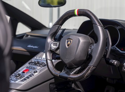 Lamborghini Aventador LP700-4 Roadster 15