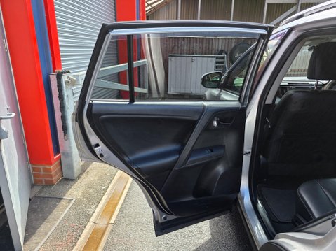 Toyota Rav 4 VVT-I INVINCIBLE Auto 25