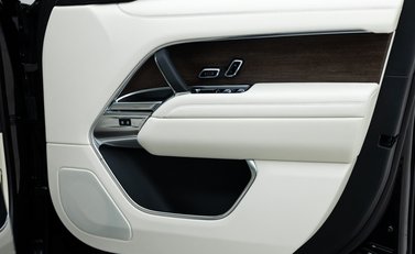 Land Rover Range Rover P400 HSE 21