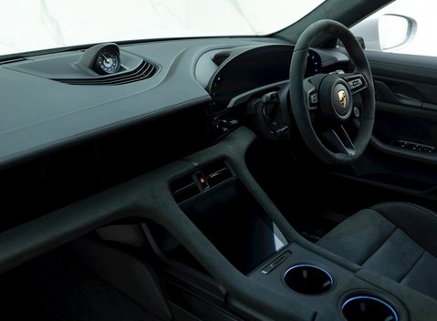 Porsche Taycan GTS Sport Turismo 15