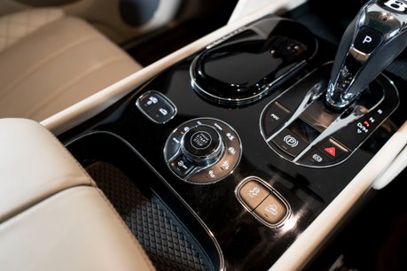 Bentley Bentayga W12. ALL TERRAIN SPEC. PANORAMIC ROOF. H, C & M SEATS. PRIVACY GLASS. 43