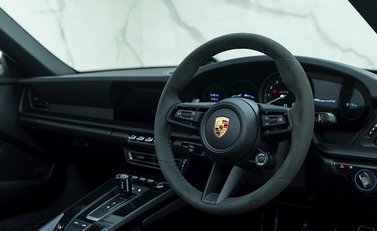 Porsche 911 (992) Targa 4 GTS 12