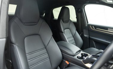 Porsche Cayenne TURBO E-HYBRID COUPE WITH GT PACKAGE 14