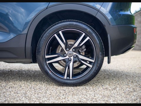 Volvo XC40 2.0 XC40 R-Design B4 MHEV AWD Auto 4WD 5dr 22