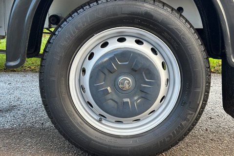 Vauxhall Movano F3500 125 ps Cdti Luton with Tail Lift & Air Con - Direct from MOD 28