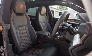 Lamborghini Urus 12