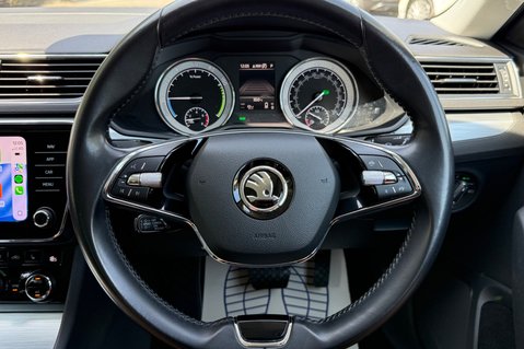 Skoda Superb SE TECHNOLOGY IV DSG - 11 SERVICES AT SKODA -HYBRID AUTOMATIC ESTATE 7