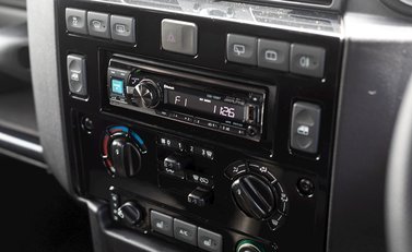 Land Rover Defender 90 Landmark 17