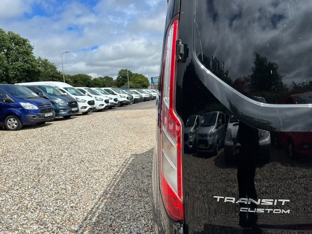Ford Transit Custom SWB L1H1 Low Roof Limited 300 Air Con Alloys Sensors EURO 6 NO VAT 24