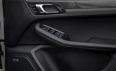 Porsche Macan Turbo 23