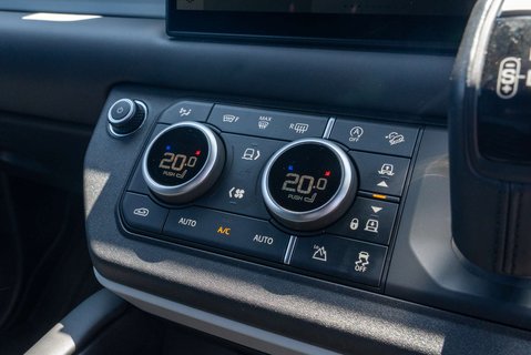 Land Rover Defender D300 HSE HardTop 13