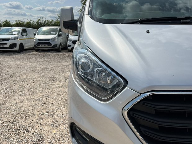 Ford Transit Custom SWB L1H1 Low Roof Limited 300 Air Con Alloys Sensors EURO 6 NO VAT 22