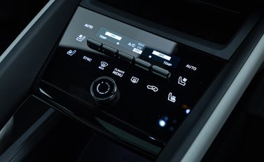 Porsche Macan 4 Electric 26