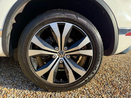Volkswagen Touareg 3.0 TDI V6 BlueMotion Tech R-Line Tiptronic 4WD Euro 6 (s/s) 5dr 12
