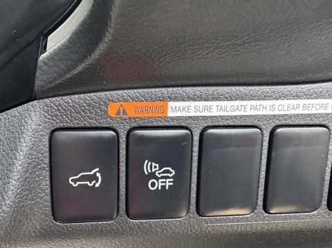 Mitsubishi Outlander 2.4h TwinMotor 13.8kWh 5h CVT 4WD Euro 6 (s/s) 5dr 33