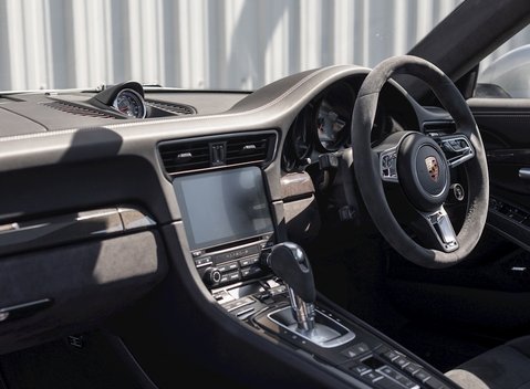 Porsche 911 Carrera GTS (991.2) 16