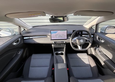 MG MG4 EV URBAN 53.9kWh PREMIUM 12