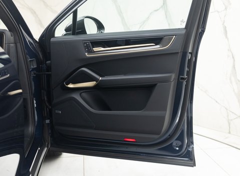 Porsche Cayenne TURBO E-HYBRID COUPE WITH GT PACKAGE 31