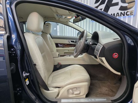 Jaguar XF 3.0d V6 Premium Luxury Saloon 4dr Diesel Auto Euro 5 (240 ps) 31