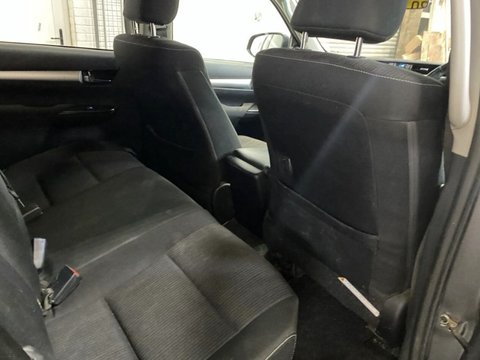 Toyota Hilux INVINCIBLE 4WD D-4D DCB 12