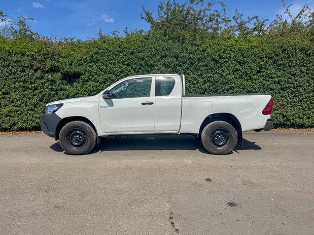 Toyota Hilux Active | 2.4 LT | Extended Cab | Tow Bar | Air Con | EURO 6 5