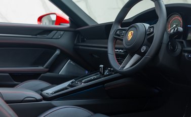 Porsche 911 Targa 4 GTS (992) 16