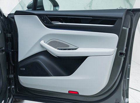 Porsche Macan 4 Electric 29