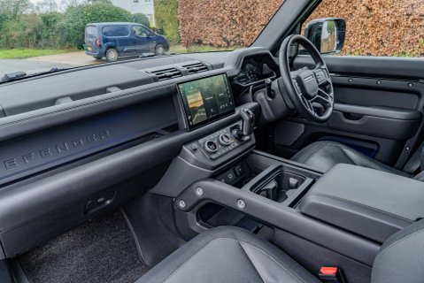 Land Rover Defender D300 X-Dynamic HSE URBAN 8